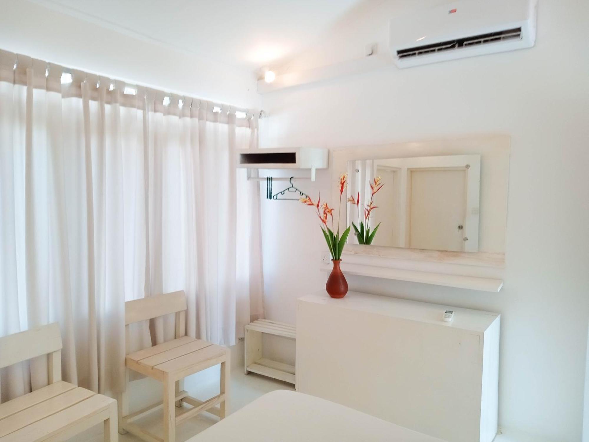 Cozzy White Villa *