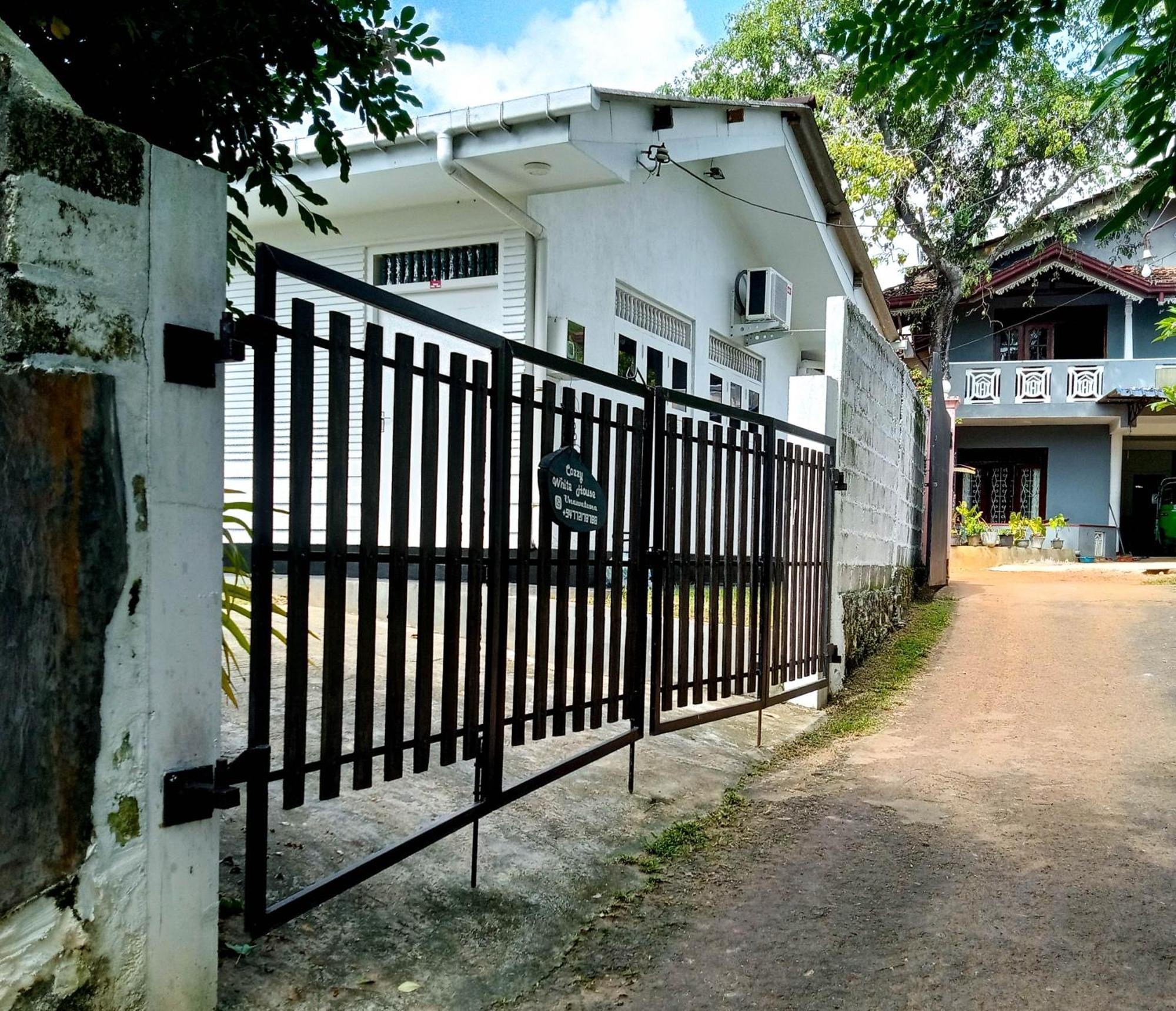 Cozzy White Villa Unawatuna
