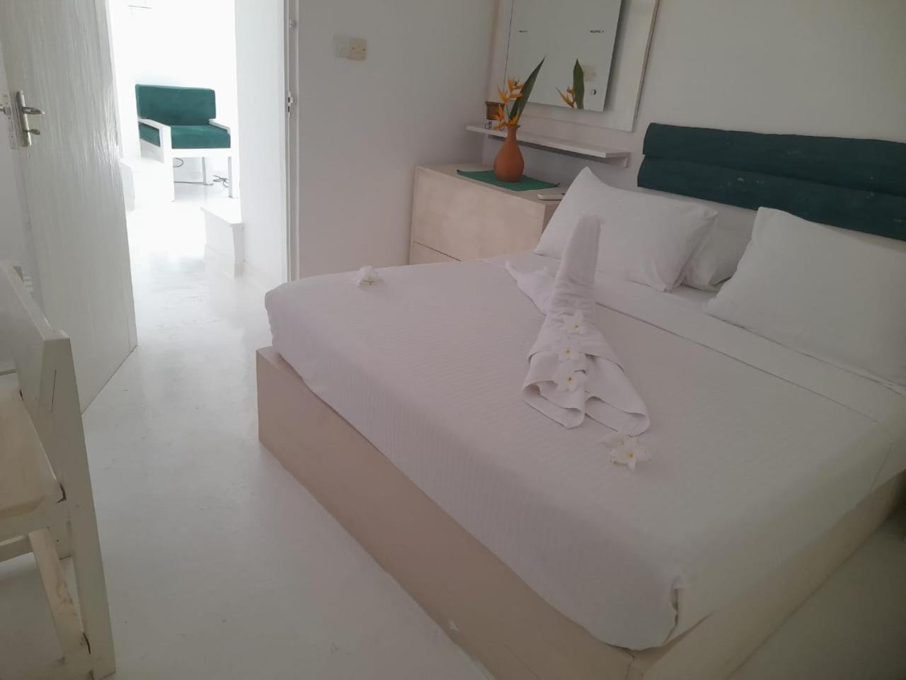 Cozzy White Villa Unawatuna